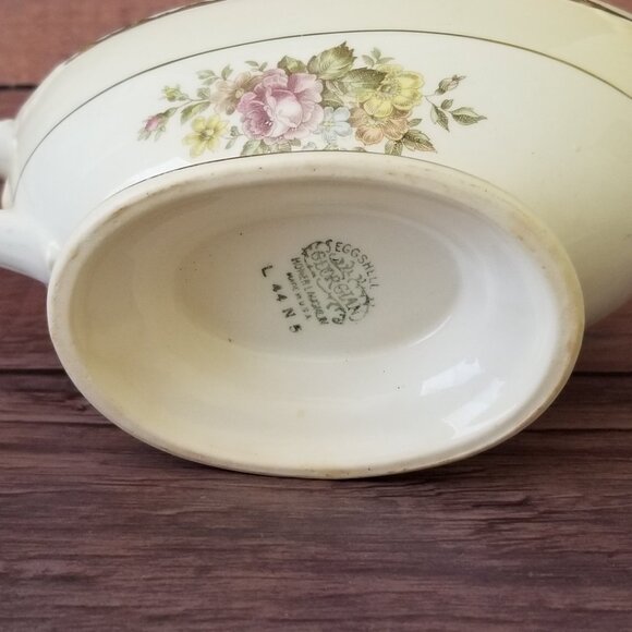 Vintage 1944 Homer Laughlin Eggshell Georgian Gravy Boat with Gold Trim/Accents - Picture 9 of 13